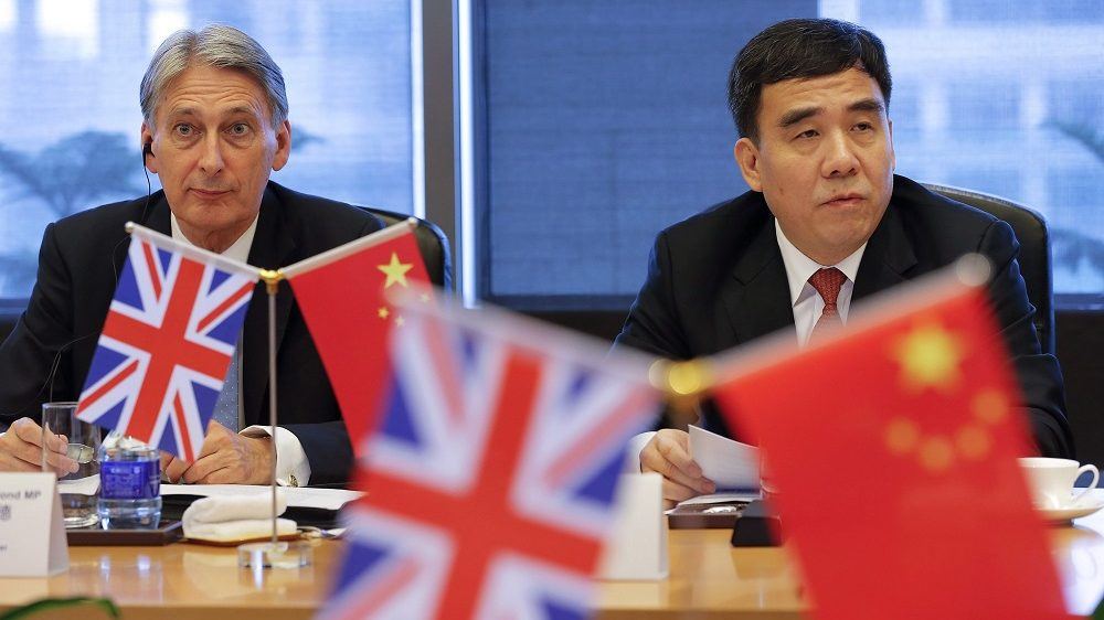 Peking, 2016. július 22.
Philip Hammond brit pénzügyminiszter (b) és Tien Kuo-li, a Bank of China elnöke tárgyal Pekingben 2016. július 22-én. (MTI/EPA pool/Damir Sagolj)