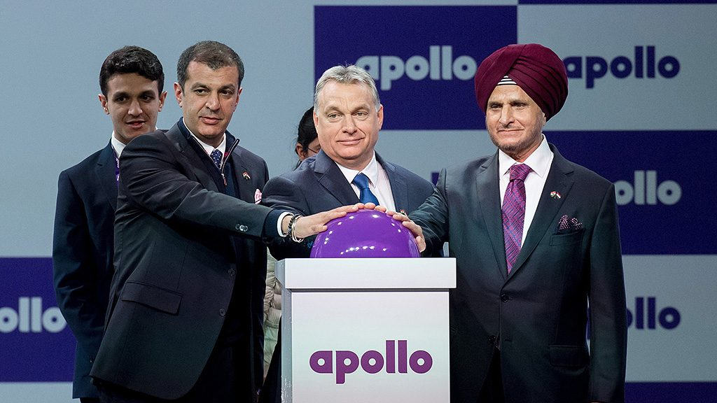 Gyöngyöshalász, 2017. április 7.
Orbán Viktor miniszterelnök (k), Onkar S. Kanwar, az Apollo Tyres elnöke (j) és Neeraj Kanwar, a társaság alelnöke felavatja az indiai Apollo Tyres gumiabroncsgyártó-üzemét a gyöngyöshalászi ipari parkban 2017. április 7-én.
MTI Fotó: Koszticsák Szilárd