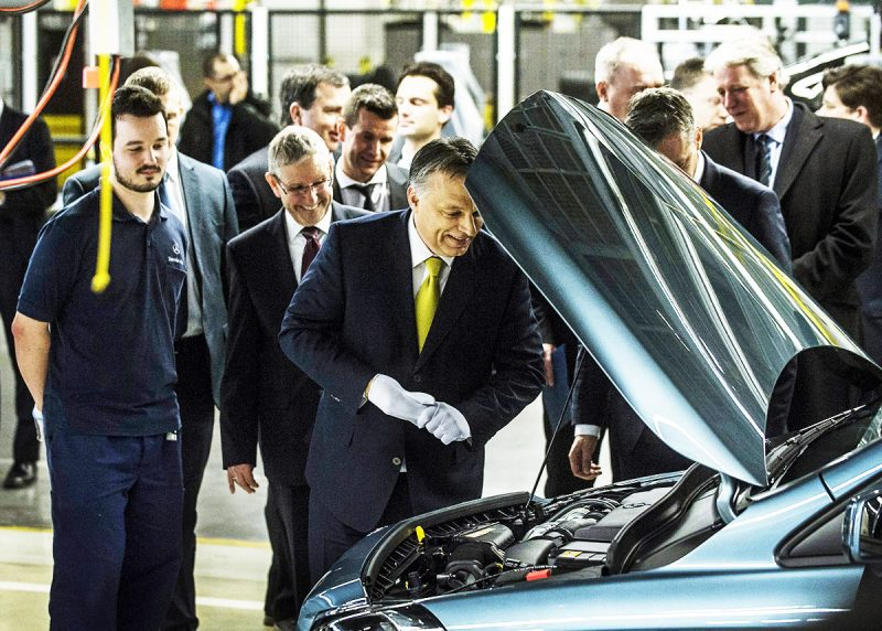 Kecskemét, 2015. január 20.
Orbán Viktor miniszterelnök (k) az első hazai gyártású CLA Shooting Brake modell bemutatásán a Mercedes-Benz kecskeméti gyárában 2015. január 20-án.
MTI Fotó: Ujvári Sándor