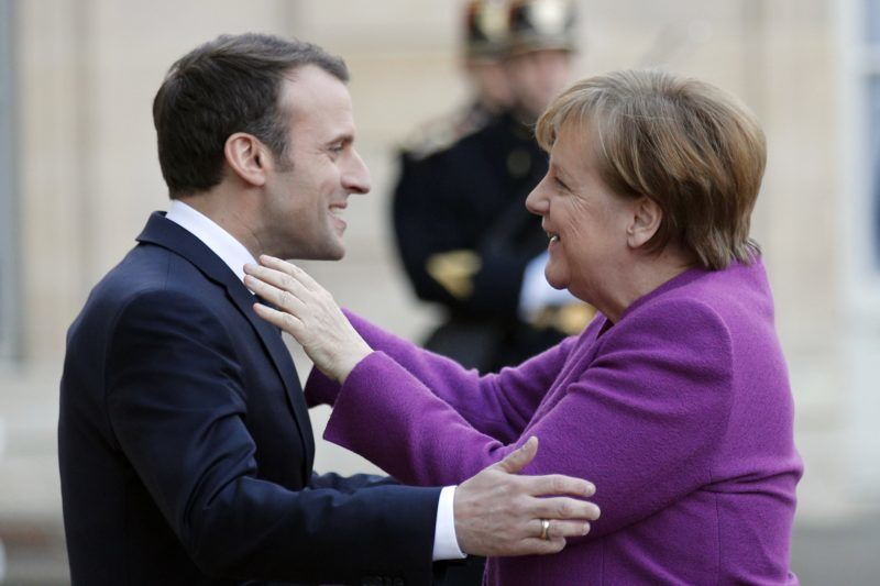 Párizs, 2018. március 16.
Emmanuel Macron francia elnök fogadja Angela Merkel német kancellárt a párizsi államfoi rezidencia, az Elysée-palota kapujában 2018. március 16-án. Új kormányának megalakulása óta ez Merkel elso külföldi utazása. (MTI/AP/Francois Mori)