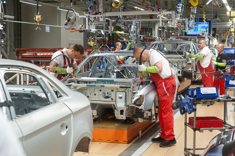 Győr, 2017. május 23.Szakemberek dolgoznak az Audi Hungária Zrt. győri karosszériaüzemében 2017. május 23-án.MTI Fotó: Krizsán Csaba
