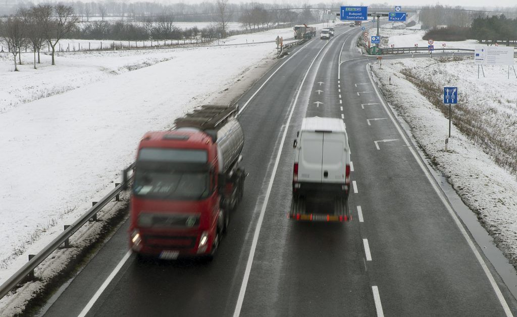 Rajka, 2018. február 8.
M15-ös autóút Rajka határában 2018. február 8-án. Tizennégy és fél kilométer hosszan, 19,5 milliárd forint európai uniós és hazai költségvetési forrásból kétszer kétsávosra bovítik 2020 tavaszára az M15-ös autóutat az M1-es autópálya és a magyar-szlovák határ között.
MTI Fotó: Krizsán Csaba