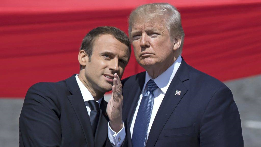 Párizs, 2017. július 14.
Emmanuel Macron francia államfo (b) és Donald Trump amerikai elnök beszélget az 1789-es francia forradalom kezdete és az elso világháborús amerikai hadbalépés 100. évfordulója alkalmából rendezett katonai parádén a párizsi Champs-Élysées sugárúton 2017. július 14-én. (MTI/EPA/Ian Langsdon)