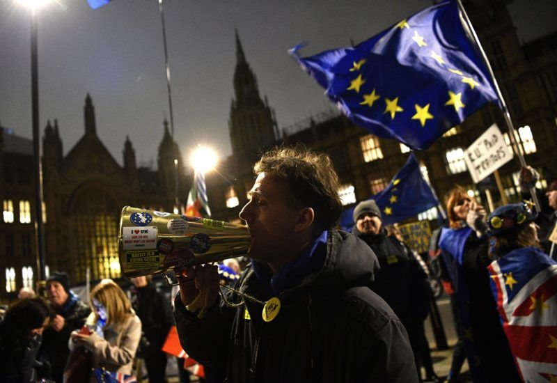 London, 2019. január 15.
A brexitet támogatók tüntetnek a londoni parlament elott 2019. január 15-én. A brit parlament alsóháza ezen a napon szavaz a brit európai uniós tagság megszunésének (brexit) feltételeirol szóló megállapodásról.
MTI/EPA/Neil Hall